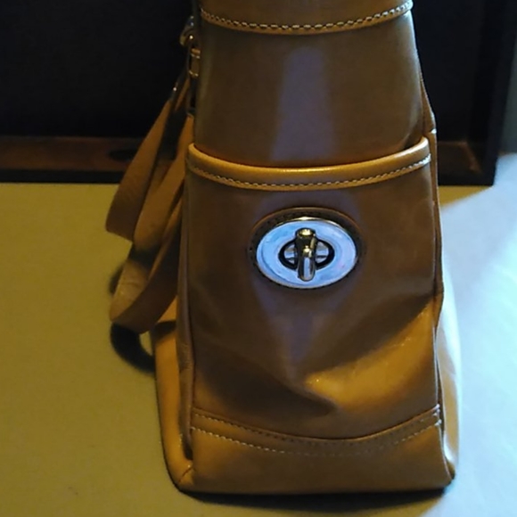 Coach - Picture 4 of 8